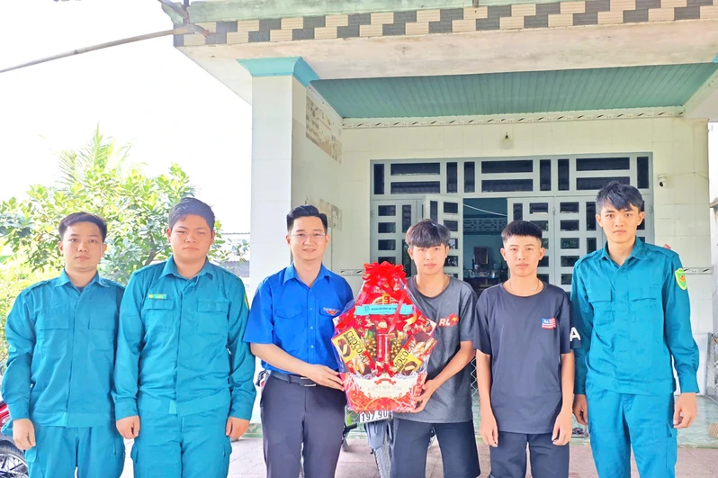 Thanh niên Tây Ninh hăng hái lên đường tòng quân