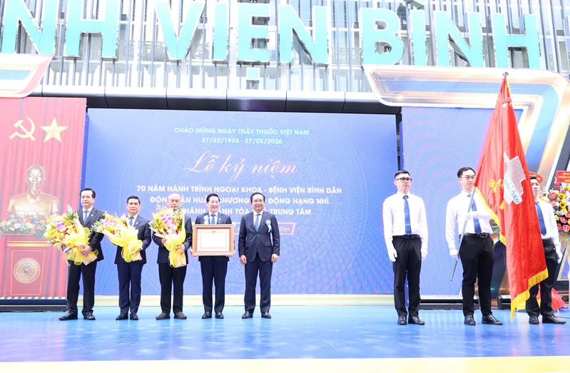 Bệnh viện Bình Dân đón nhận Huân chương Lao động hạng Nhì