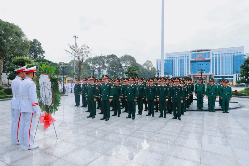 Cục Chính trị Quân khu 7 dâng hương, dâng hoa tưởng niệm Chủ tịch Hồ Chí Minh
