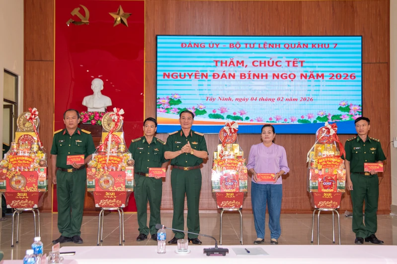 Thiếu tướng Trần Ngọc Minh, Phó Tư lệnh Quân khu thăm, chúc Tết tại tỉnh Tây Ninh
