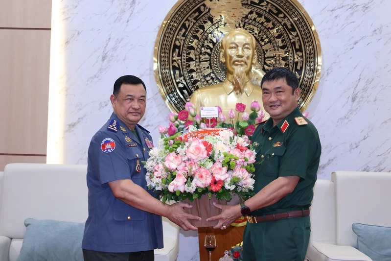 Các đơn vị Quân đội Hoàng gia Campuchia thăm, chúc Tết Đảng ủy, Bộ Tư lệnh Quân khu 7