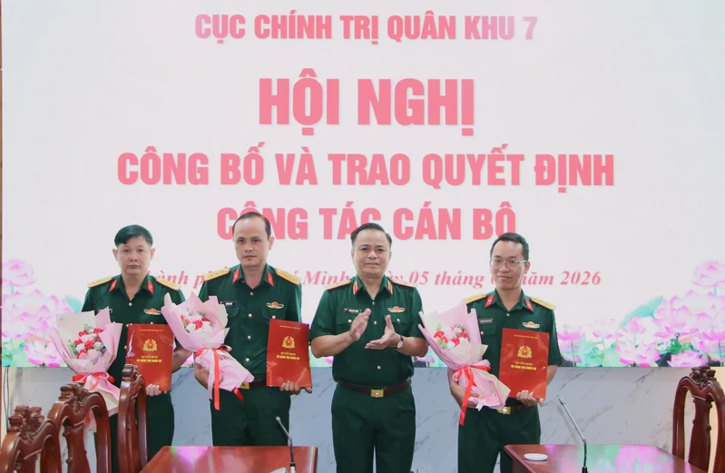 Ban Thường vụ Đảng uỷ Cục Chính trị Quân khu công bố, trao quyết định về công tác cán bộ
