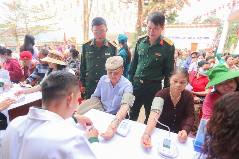 Quân y Quân khu 7 khám bệnh, cấp phát thuốc cho Nhân dân tỉnh Lâm Đồng