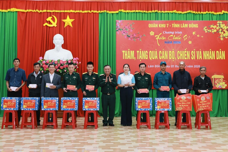 Thường vụ Đảng uỷ, Bộ Tư lệnh Quân khu 7 thăm, tặng quà cán bộ, chiến sĩ và Nhân dân tại tỉnh Lâm Đồng
