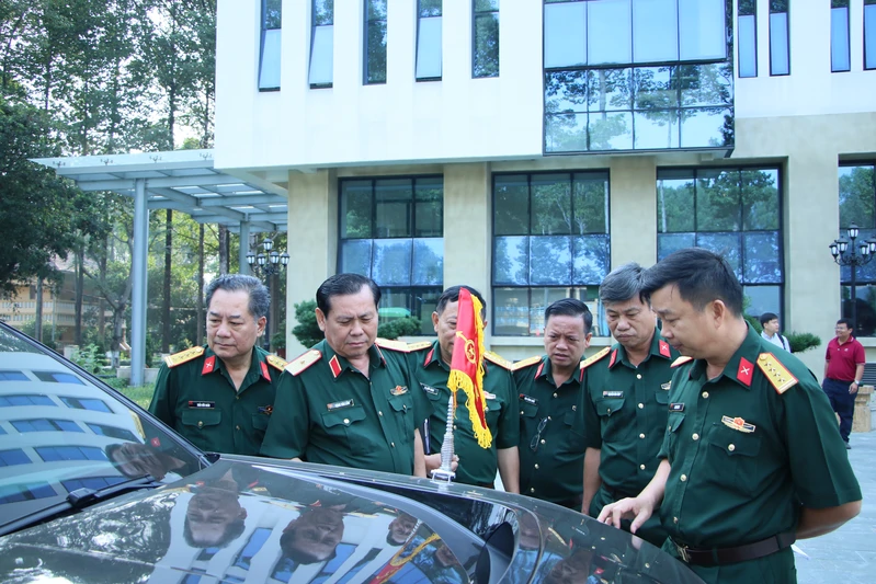  Hội đồng nghiệm thu Quân khu tổ chức nghiệm thu 15 xe ô tô điện Vinfast
