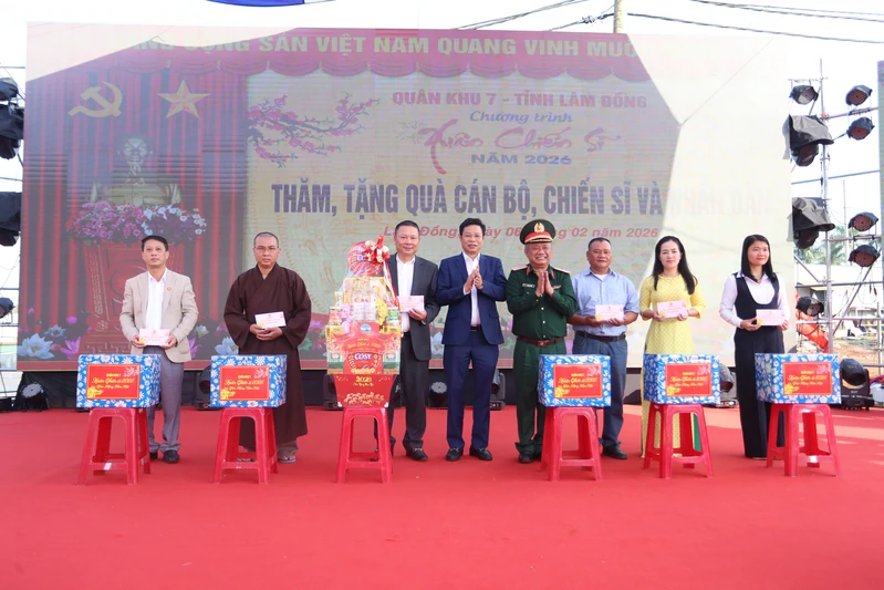 Ban Tổ chức Chương trình “Xuân Chiến sĩ” thăm, tặng quà, chúc Tết Đảng bộ, chính quyền và Nhân dân xã Đức Lập, tỉnh Lâm Đồng