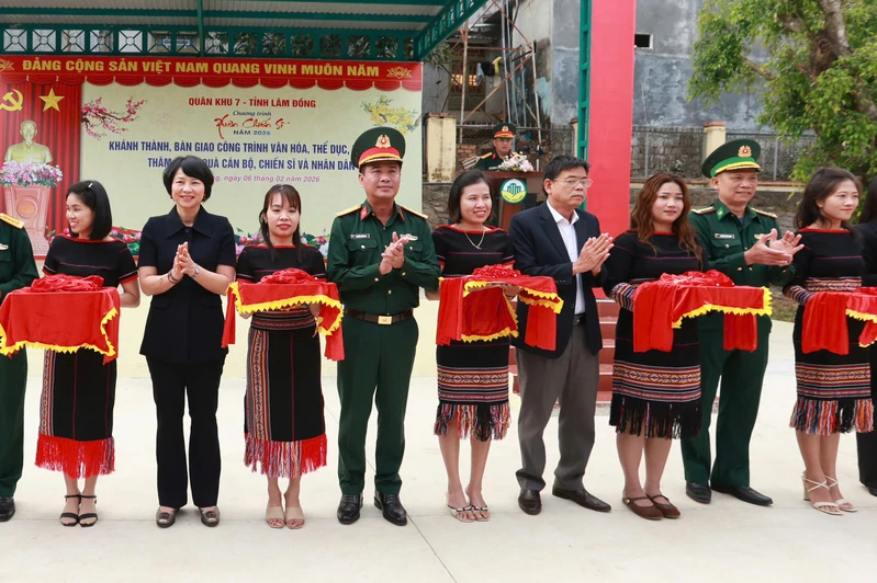 Quân khu 7 khánh thành, bàn giao công trình văn hóa, thể dục thể thao tặng đồng bào tỉnh Lâm Đồng