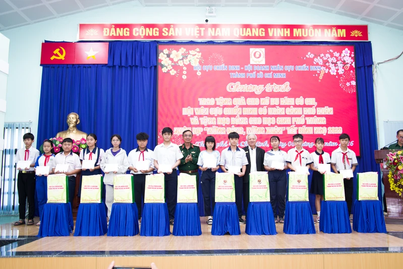 Hội Cựu chiến binh TP. Hồ Chí Minh tặng quà đối tượng chính sách, trao học bổng cho học sinh 