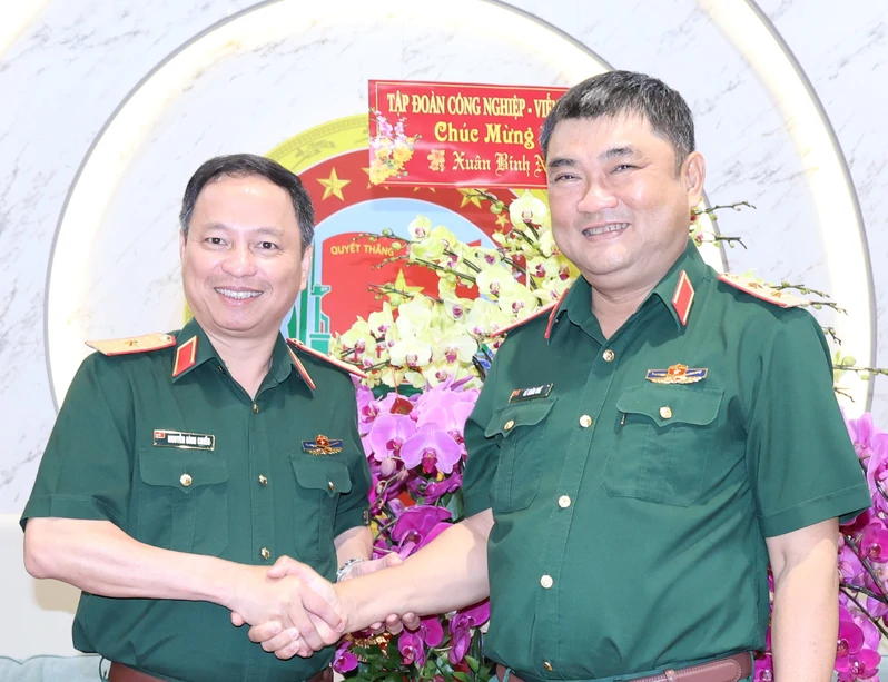 Tập đoàn Công nghiệp – Viễn thông Quân đội và Bệnh viện Thống Nhất thăm, chúc mừng năm mới Quân khu 7