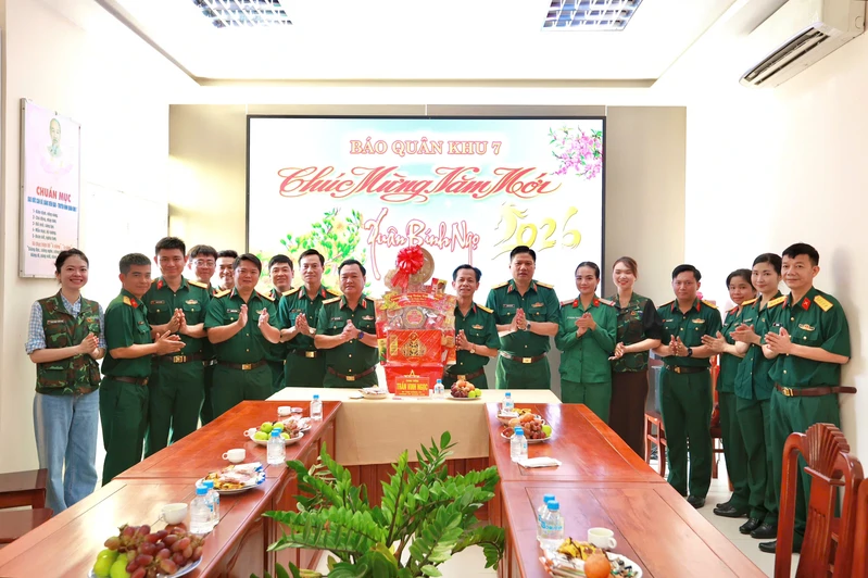 Trung tướng Trần Vinh Ngọc, Chính ủy Quân khu thăm, chúc tết Bính Ngọ cán bộ, phóng viên Báo Quân khu 7
