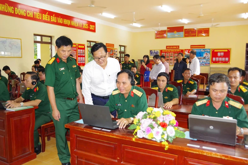 Sư đoàn 5 khai giảng lớp đào tạo chứng chỉ, văn bằng 2 tiếng Anh và năng lực số cho cán bộ