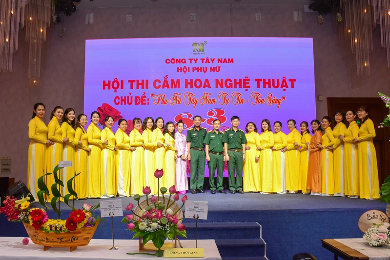 Hội Phụ nữ Công ty Tây Nam họp mặt kỷ niệm 33 năm ngày Truyền thống Phụ nữ Quân đội và Hội thi cắm hoa nghệ thuật
