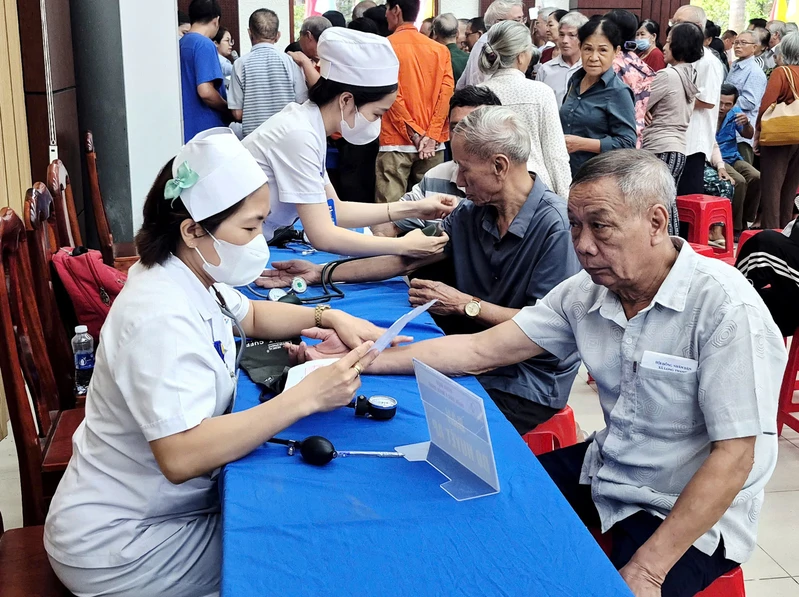 Bệnh viện Quân dân y miền Đông khám bệnh, tặng quà cho gia đình chính sách tại Đồng Nai