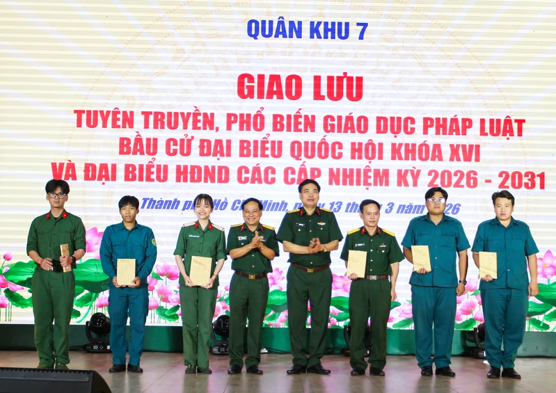 Quân khu 7 tổ chức giao lưu tuyên truyền, phổ biến giáo dục pháp luật về bầu cử Quốc hội khoá XVI và đại biểu HĐND các cấp nhiệm kỳ 2021 - 2026