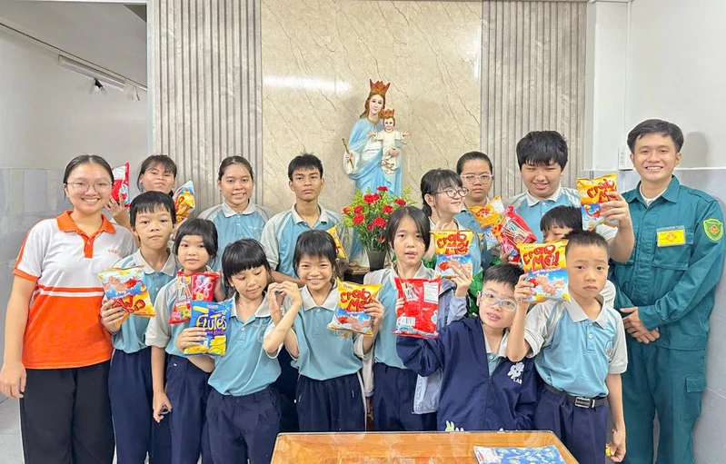 Chiến sĩ dân quân "gieo chữ" nơi lớp học tình thương