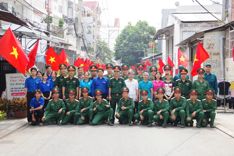 Rực rỡ tuyến đường cờ Tổ quốc đậm nghĩa tình quân dân
