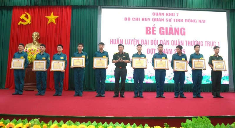 Bộ CHQS tỉnh Đồng Nai bế giảng khóa huấn luyện Đại đội Dân quân thường trực