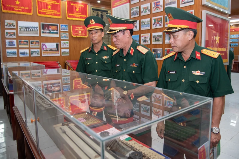 Thiếu tướng Trần Ngọc Minh kiểm tra công tác chuẩn bị Lễ kỷ niệm Ngày truyền thống Lữ đoàn 25