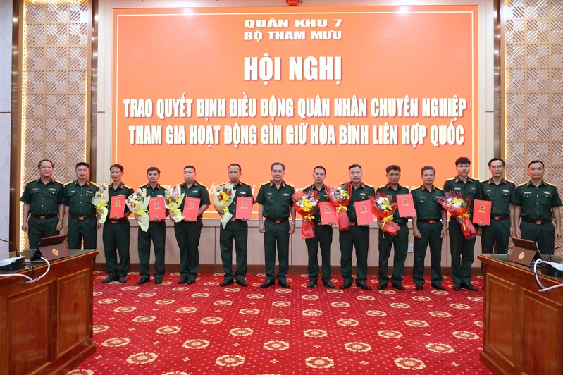 Quân khu 7 trao quyết định cho quân nhân thực hiện nhiệm vụ gìn giữ hòa bình Liên hợp quốc
