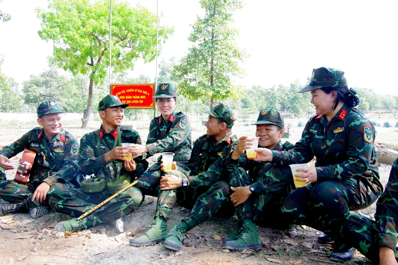 Hội Phụ nữ Sư đoàn 309 đồng hành cùng chiến sĩ mới trên thao trường