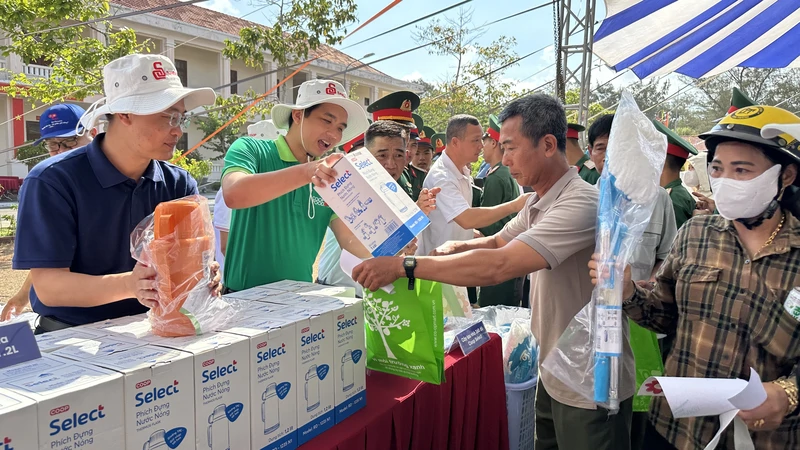 Ấm áp, nghĩa tình chương trình “Phiên chợ 0 đồng – Nghĩa tình biển đảo”