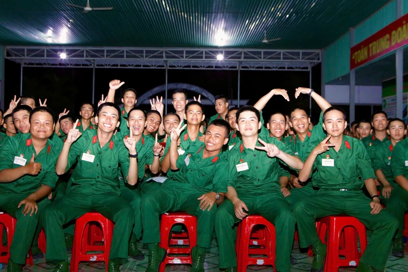 Trung đoàn 4, Sư đoàn 5 tổ chức giao lưu với chiến sĩ mới