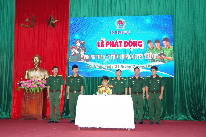 Trung đoàn 5 phát động phong trào thi đua "Ba tiên phong - Quyết thắng"