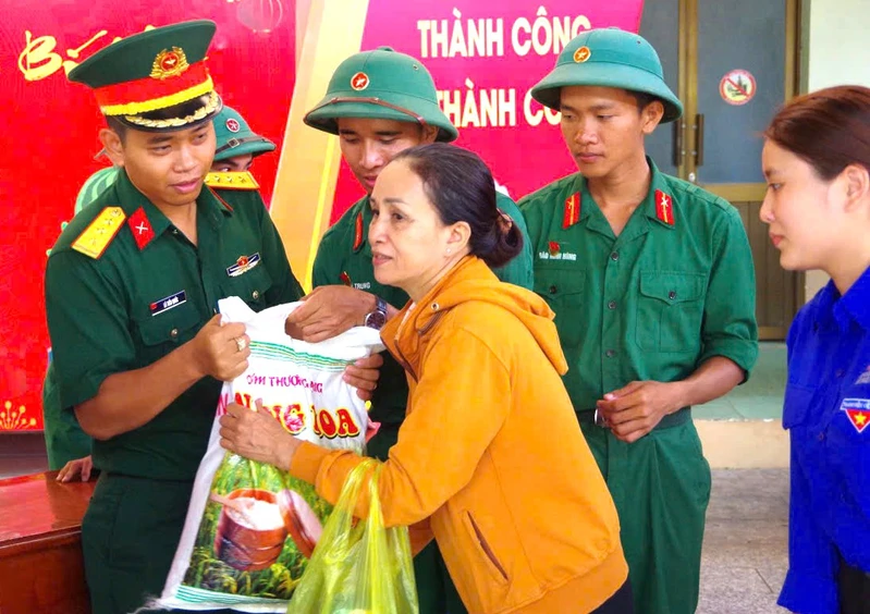 Trung đoàn 271 tổ chức chương trình “Phiên chợ 0 đồng” hỗ trợ người dân có hoàn cảnh khó khăn