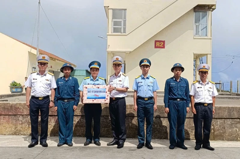 Chính ủy Quân chủng Hải quân thăm, kiểm tra và tặng quà tại Đặc khu Côn Đảo
