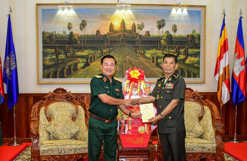 Trung tướng Trần Vinh Ngọc, Chính ủy Quân khu 7 chúc Tết Chol Chnam Thmay Bộ Tư lệnh Lục quân và Lữ đoàn 70, Quân đội Hoàng gia Campuchia.