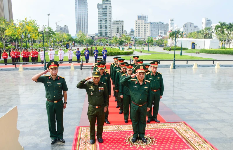 Bộ Tư lệnh Quân khu 7 viếng các anh hùng, liệt sĩ Quân tình nguyện Việt Nam tại Thủ đô Phnôm Pênh