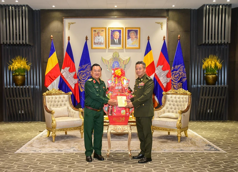 Đoàn công tác Quân khu 7 chúc Tết Đại tướng Tea Seiha, Phó Thủ tướng, Bộ trưởng Quốc phòng Vương quốc Campuchia