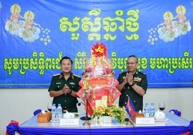 Trung tướng Trần Vinh Ngọc, Chính ủy Quân khu chúc Tết cổ truyền Chol Chnam Thmay các đơn vị Quân đội Hoàng gia Campuchia
