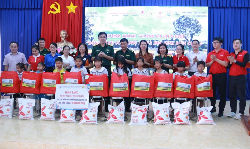 Trung tâm 286, Bộ Tư lệnh 86 tổ chức chương trình “Đồng hành cùng phụ nữ và học sinh biên cương” 
