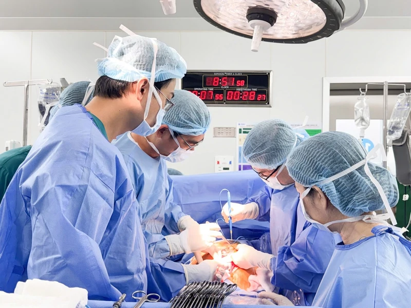 Bệnh viện Từ Dũ phẫu thuật thành công khối u xơ tử cung “khổng lồ” gần 12 kg