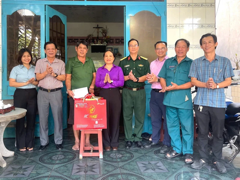 Lãnh đạo phường Phú Mỹ thăm, tặng quà gia đình chiến sĩ có hoàn cảnh khó khăn
