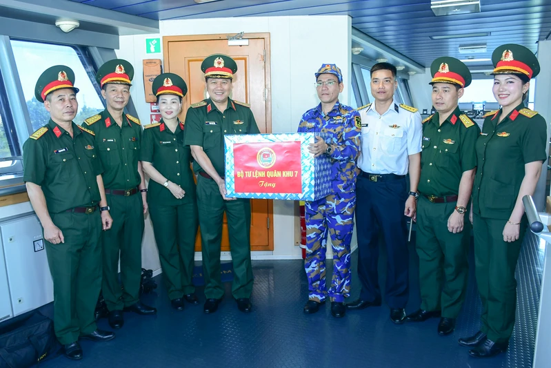 Thiếu tướng Phạm Anh Tuấn, Chủ nhiệm Chính trị Quân khu thăm, tặng quà Tàu Kiểm ngư 491