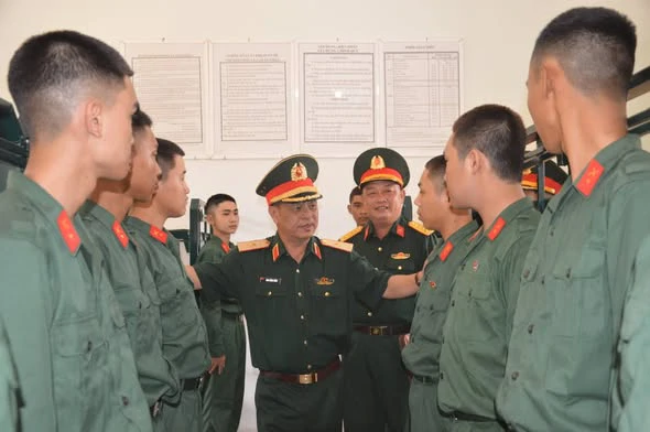 Chỉ huy trưởng Bộ CHQS tỉnh Lâm Đồng thăm, động viên chiến sĩ mới