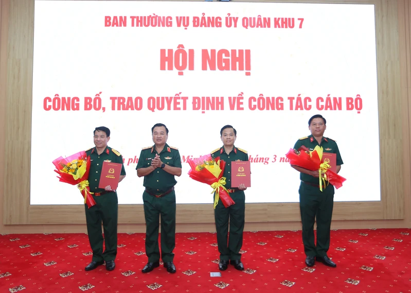 Ban Thường vụ Đảng ủy Quân khu 7 trao quyết định về công tác cán bộ 