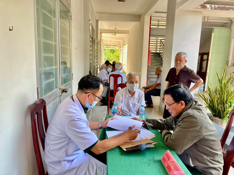 Bệnh viện Quân y 7B khám bệnh, cấp thuốc, tặng quà trên địa bàn tỉnh Đồng Nai