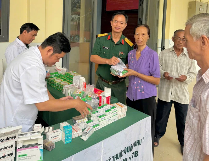 Bệnh viện Quân y 7B khám bệnh, cấp thuốc, tặng quà Nhân dân Thành phố Hồ Chí Minh