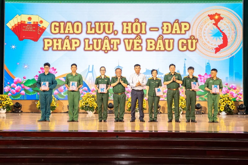 Cục Chính trị Quân khu 7 tổ chức giao lưu, tuyên truyền pháp luật về bầu cử