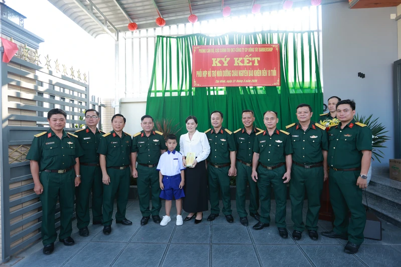 Phòng Cán bộ, Cục Chính trị Quân khu 7 ký kết phối hợp nuôi dưỡng cháu Nguyễn Bảo Khiêm