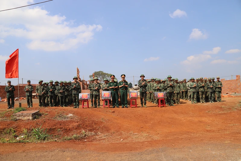 Ban Chỉ huy Phòng thủ khu vực 2 – Đông Gia Nghĩa thăm, động viên lực lượng tham gia xây dựng điểm dân cư biên giới
