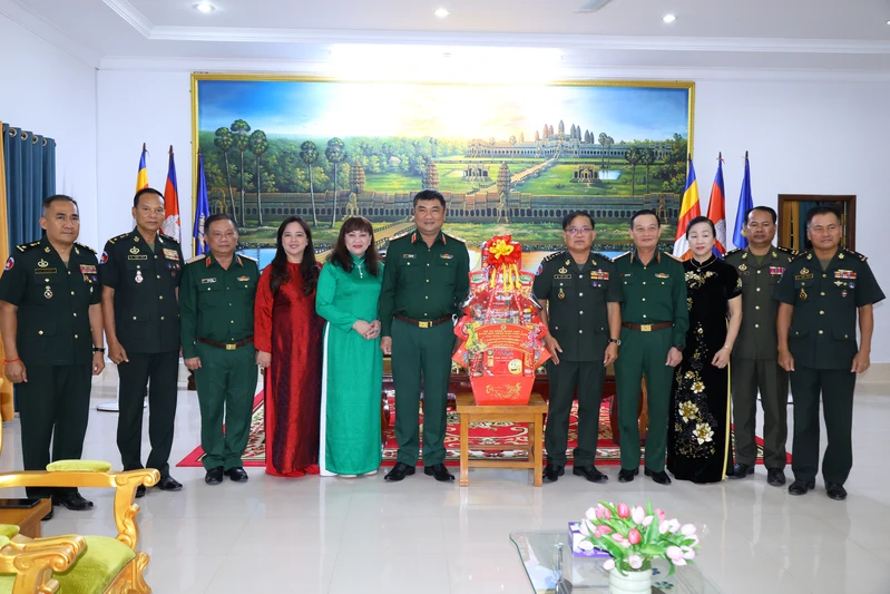 Bộ Tư lệnh Quân khu 7 thăm, chúc Tết Bộ Tư lệnh Quân khu 4, Quân đội Hoàng gia Campuchia