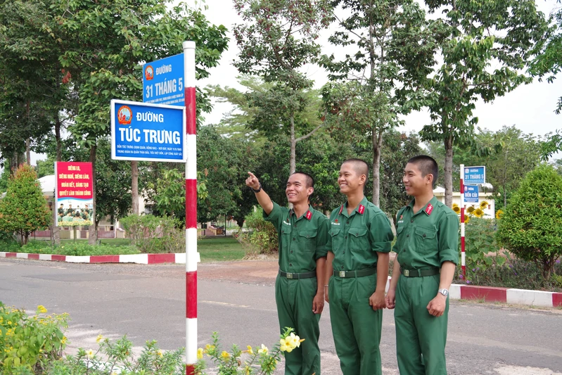 Sư đoàn 5: Giáo dục truyền thống qua công trình biển tên đường nội bộ