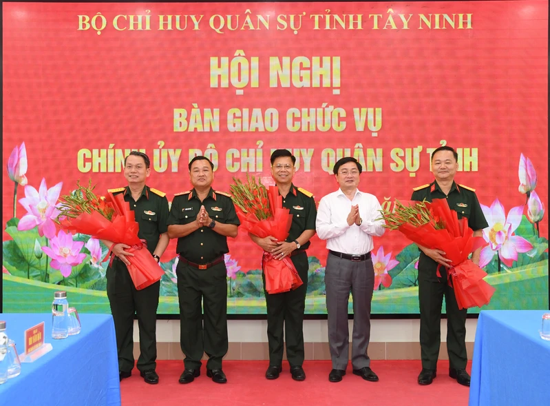 Bàn giao chức vụ Chính ủy Bộ CHQS tỉnh Tây Ninh