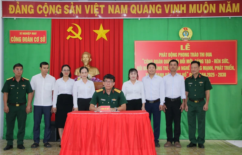 Xí nghiệp May Cục Hậu cần - Kỹ thuật Quân khu sáng tạo hay, tay nghề giỏi