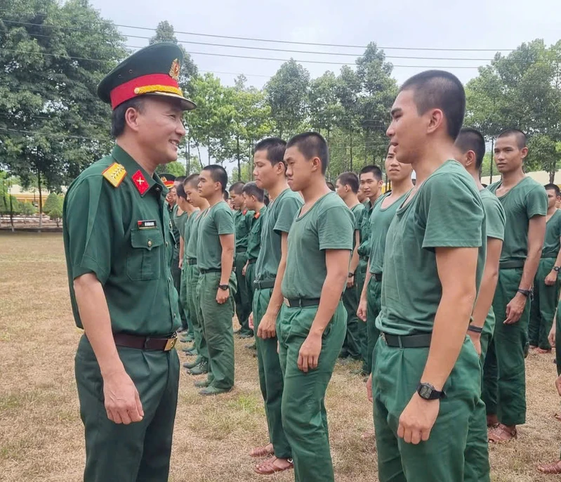 Chỉ huy trưởng Bộ CHQS tỉnh Đồng Nai thăm, động viên chiến sĩ mới