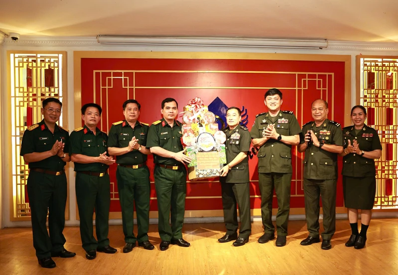 Binh đoàn 16 chúc Tết các cơ quan Bộ Quốc phòng Campuchia
